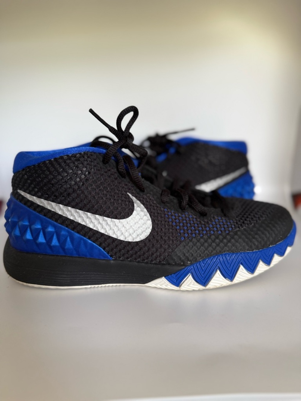 Nike Kyrie 1 Boys Basketball Sneakers Black Blue Mesh Size 5.5Y EU 38